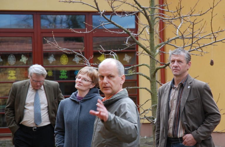 Při prohlídce areálu Krakjské pobytové centrum Oucmanicích (radní Podzimek vpravo..